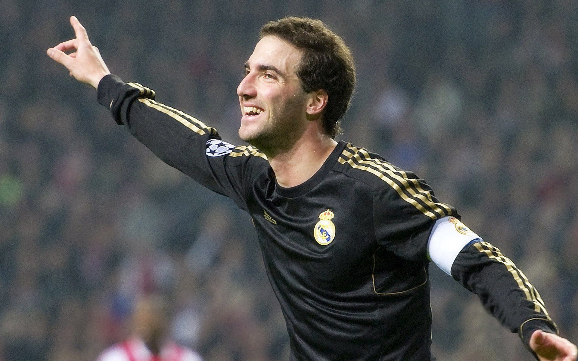 当活塞淘汰马刺的夜晚,戈贝尔在F1街道赛接管了比赛